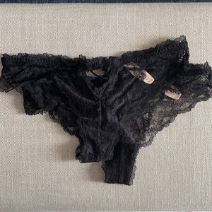 New Victoria’s Secret 2 x lace cheekini panties M